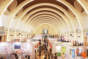 10-展会现场人气高涨