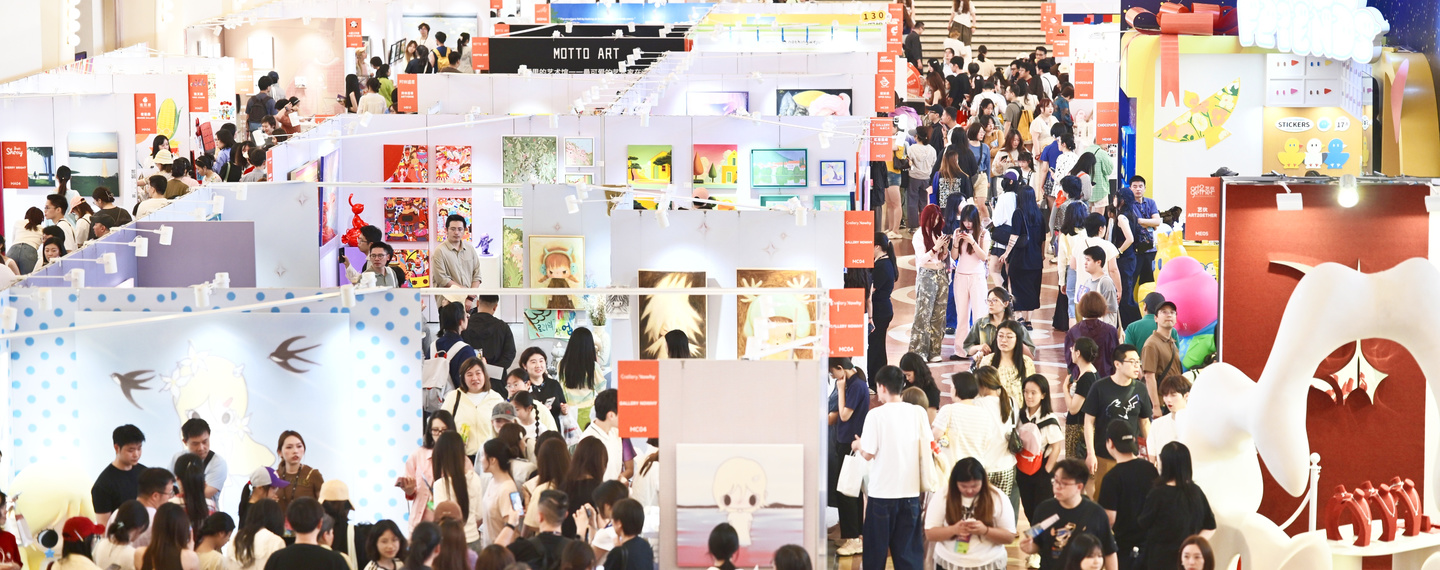 01-展会现场人气高涨